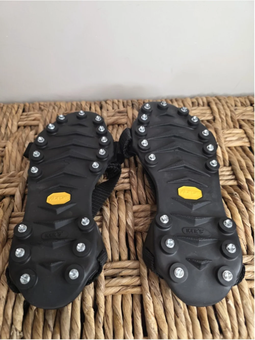 ICER'S XT Ice Cleats Mens Sz S Vibram Anti Slip Traction Cleats Made Canada